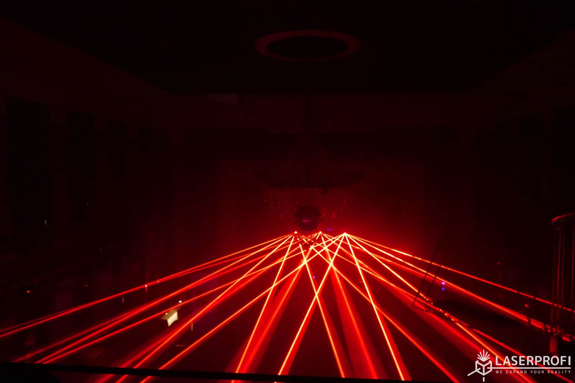Czerwone lasery na dyskotece na żywo