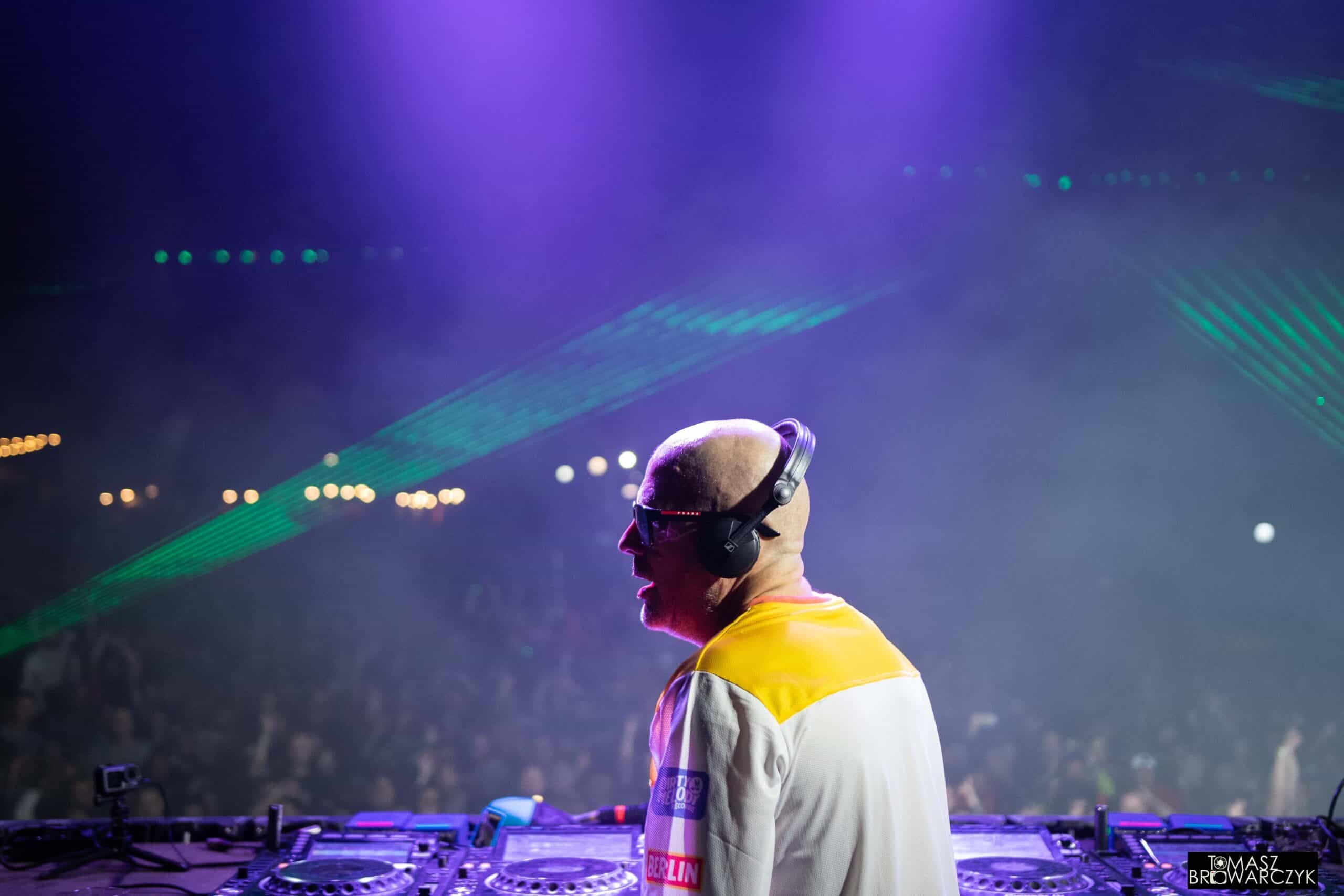Euforia Dźwięku 2022 DJ na scenie i publiczność z laserami zielonymi