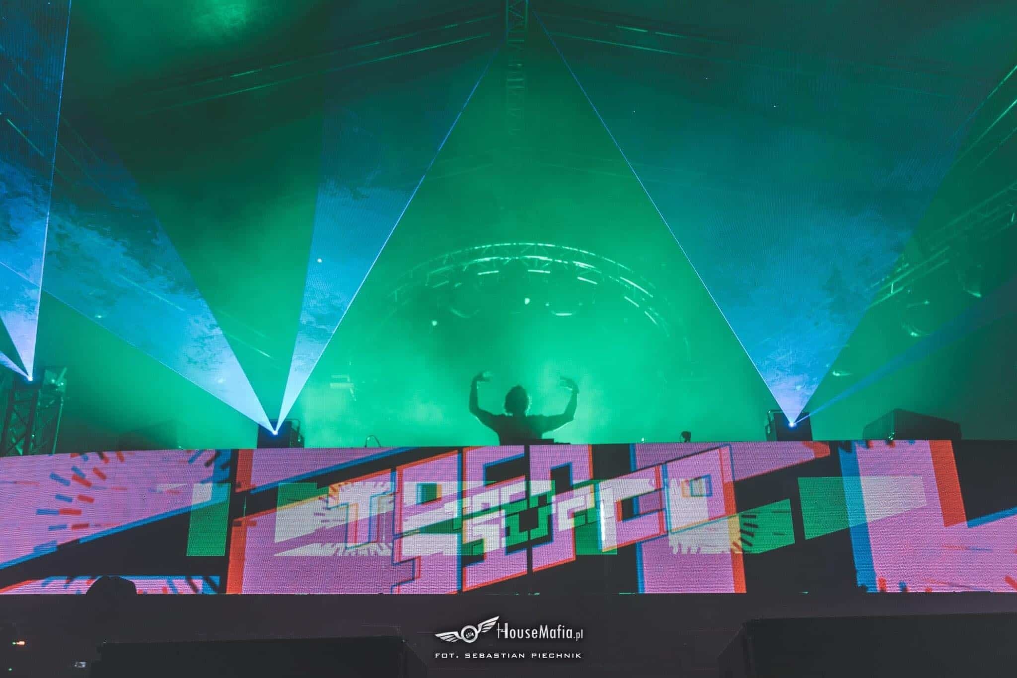 Euforia Dźwięku 2022 DJ performence z niebieskimi laserami na scenie