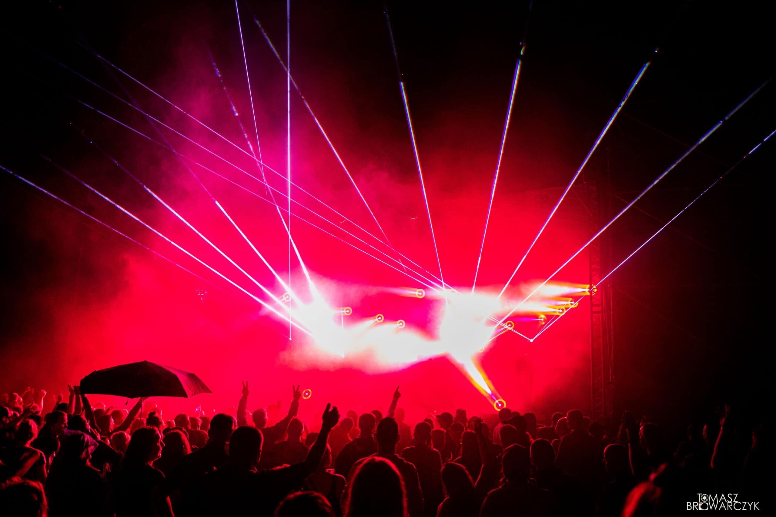 Euforia Dźwięku 2022 pokaz laserów czerwony podczas deszczu