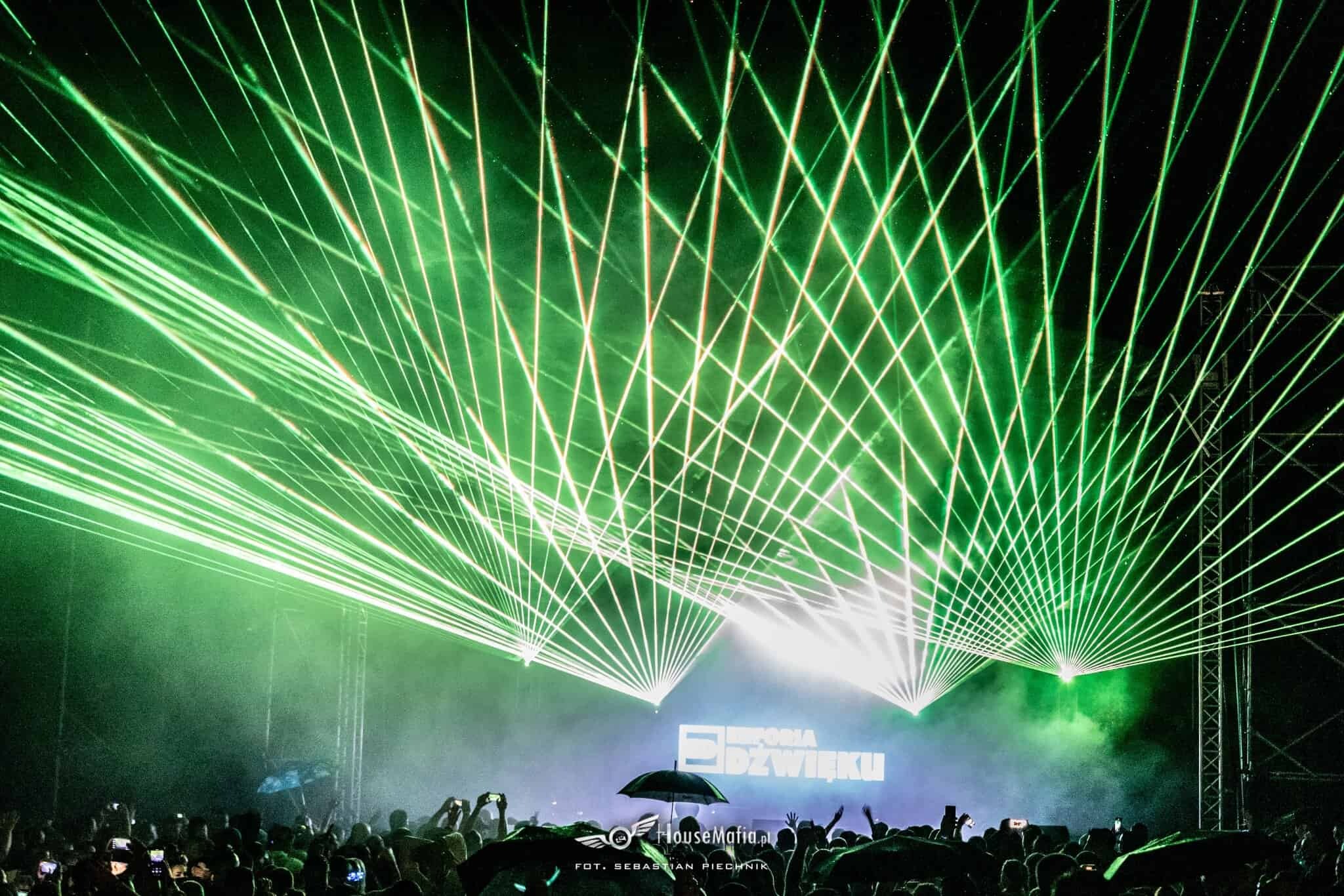 Euforia Dźwięku 2022 wachlarze laserowe zielona nad publicznością