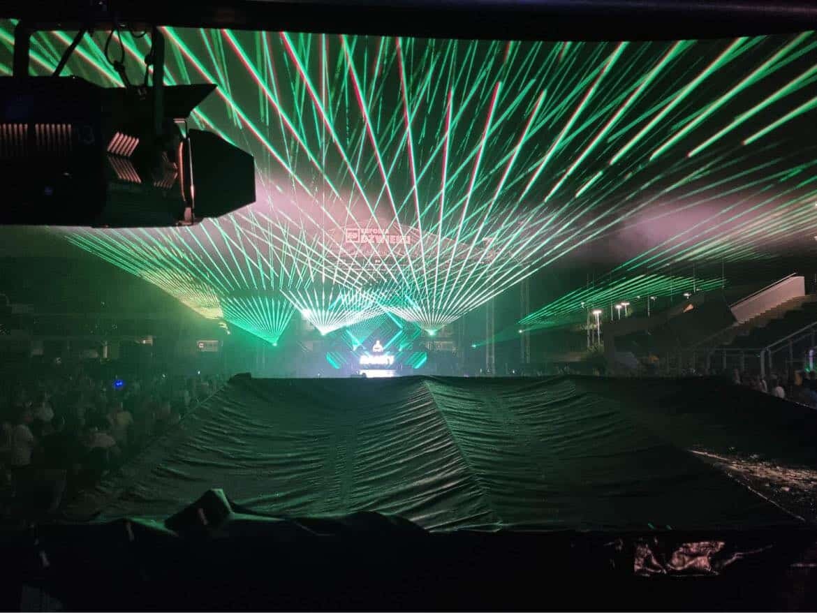 Euforia Dźwięku 2022 zielone lasery w deszczu