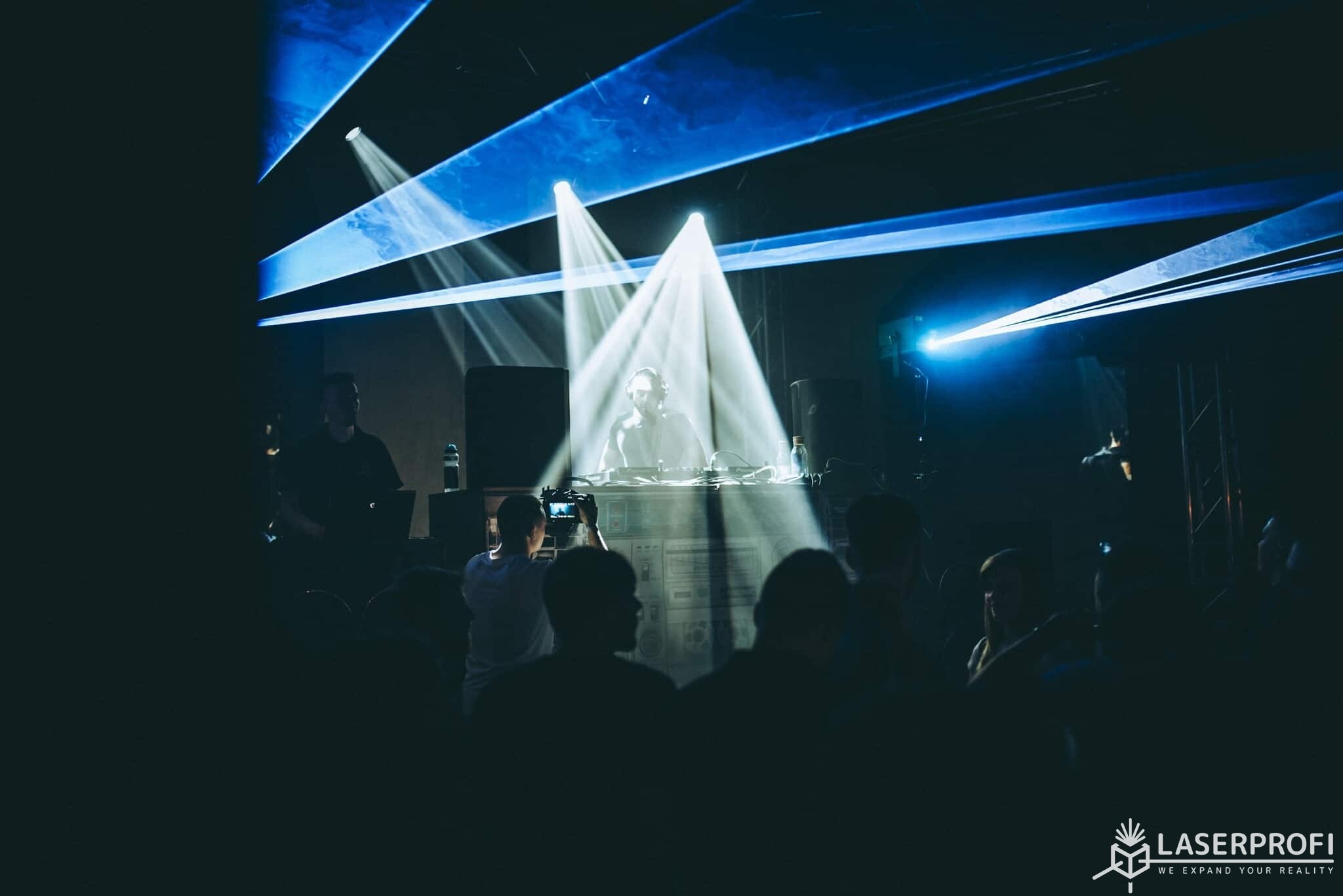 Pokaz laserów w klubie