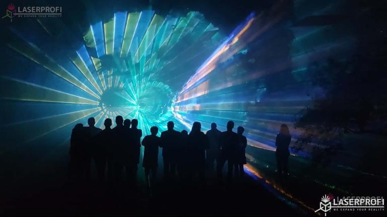 Pokaz laserów na 60 urodziny - niebieskie laserowe tunele