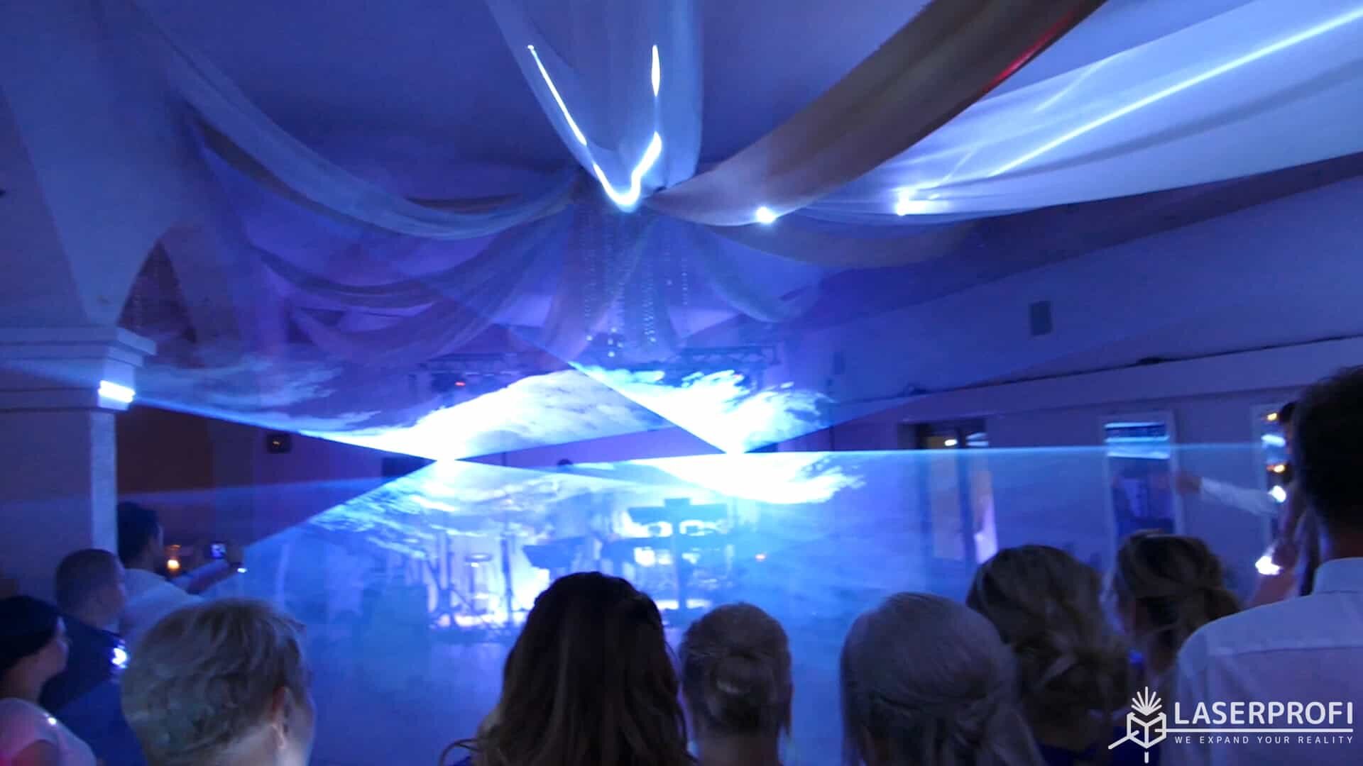 Pokaz laserowy na weselu niebieskie płaszcze laserowe