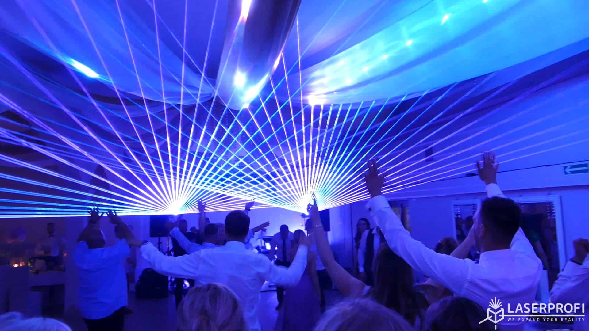 Pokaz laserowy na weselu niebieskie wiązki laserowe