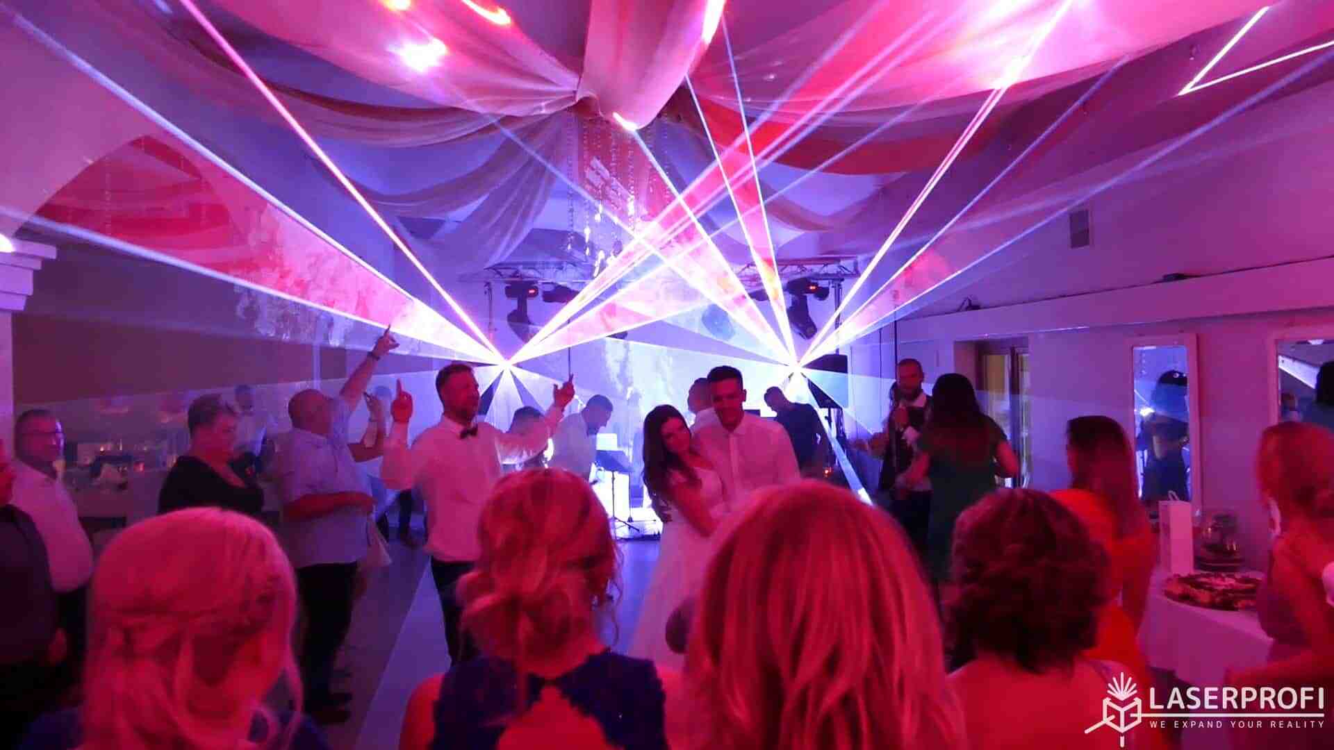 Pokaz laserowy na weselu para młoda sesja zdjęciowa