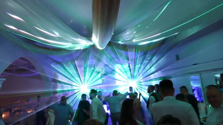 Pokaz laserowy na weselu taniec gości na parkiecie