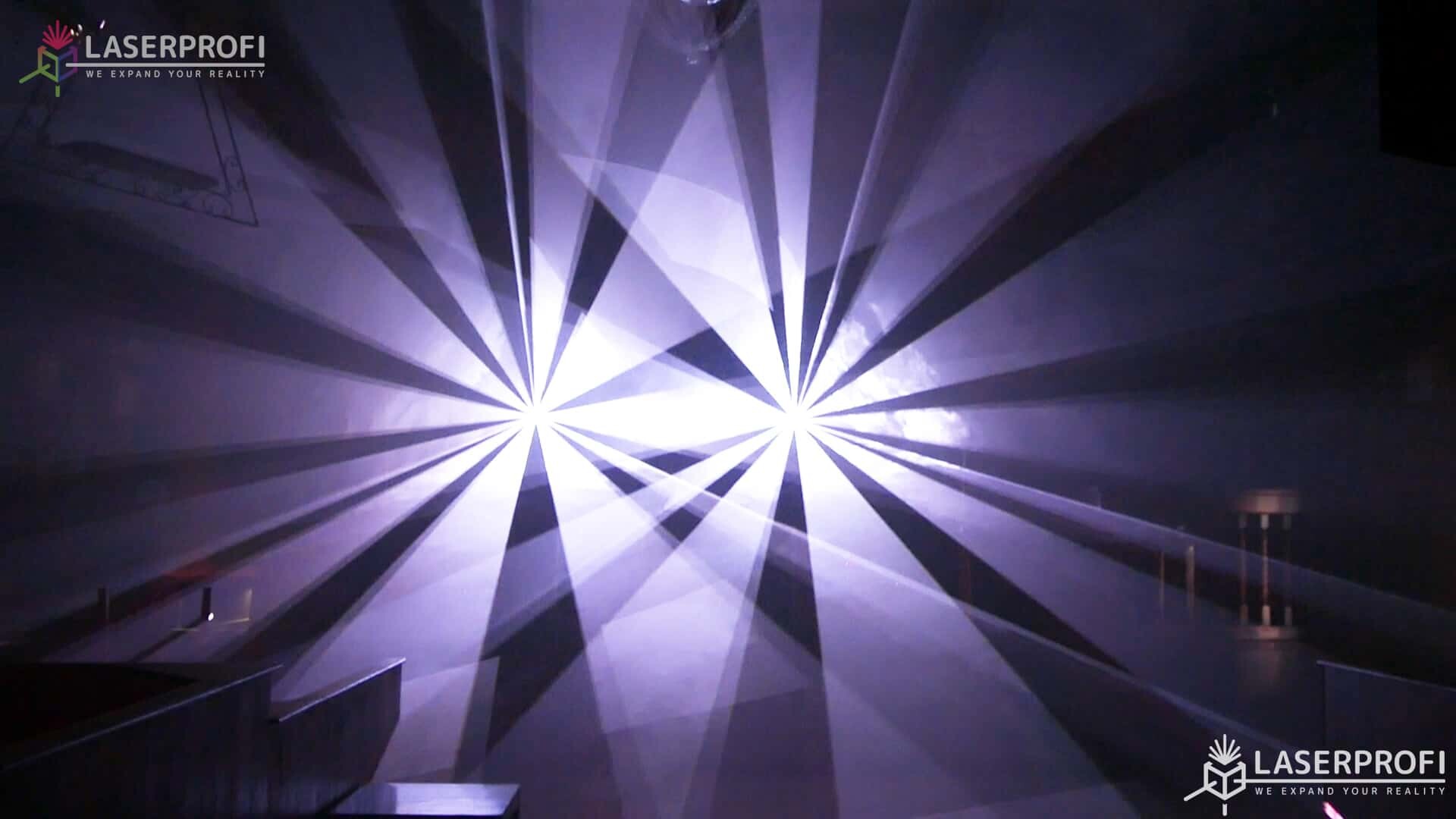 Pokaz laserowy przestrzenny - białe wiązki laserowe