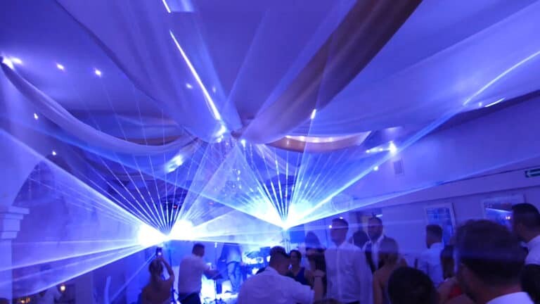 Pokaz laserowy przestrzenny na weselu białe wachlarze laserowe