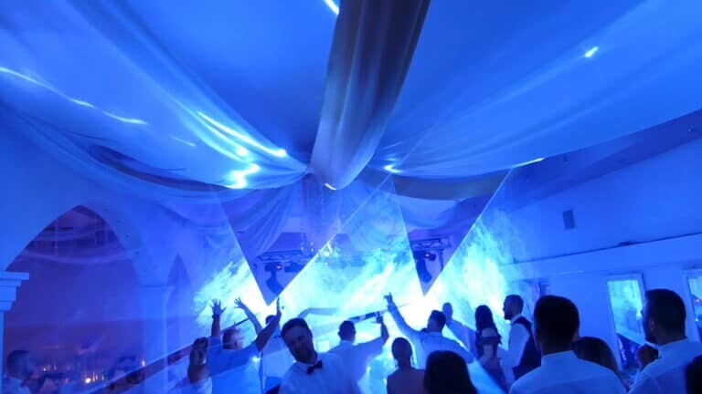 Pokaz laserowy przestrzenny na weselu niebieski kolor