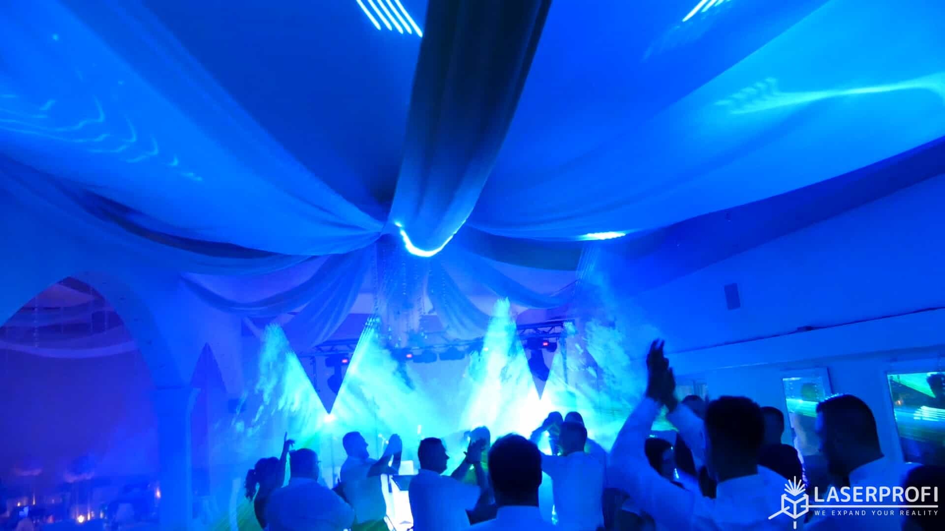 Pokaz laserowy przestrzenny na weselu niebieski tunel laserowy