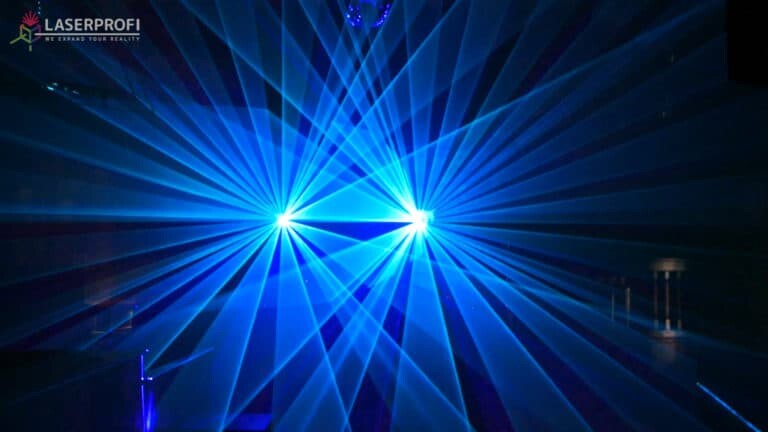 Pokaz laserowy przestrzenny - niebieskie wiązki laserowe
