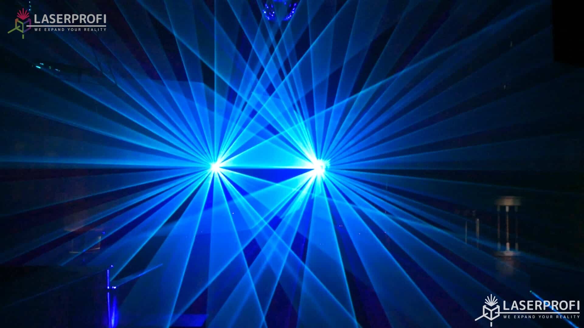 Pokaz laserowy przestrzenny - niebieskie wiązki laserowe