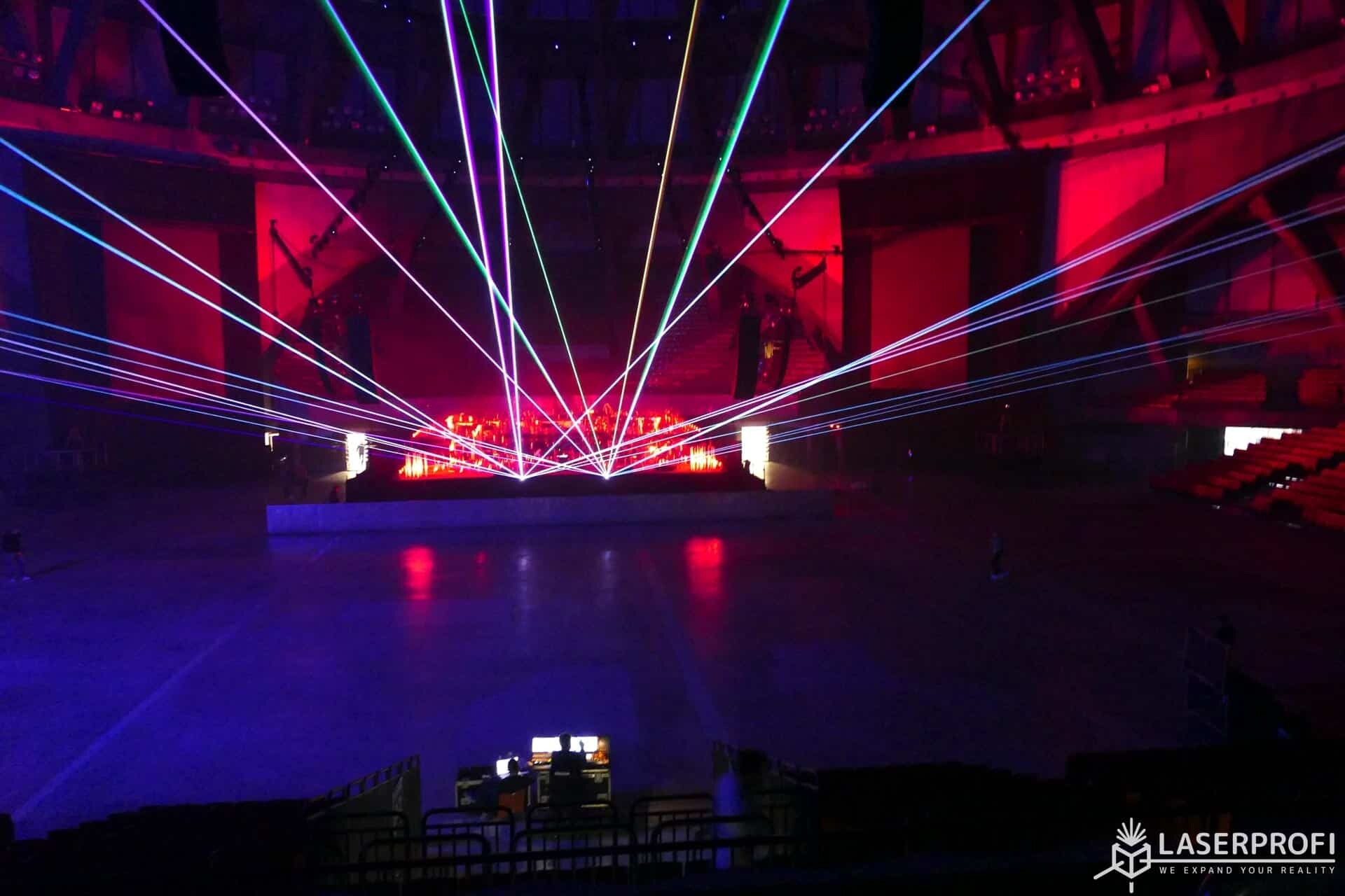 Pokaz laserów na koncercie w Hali Stulecia