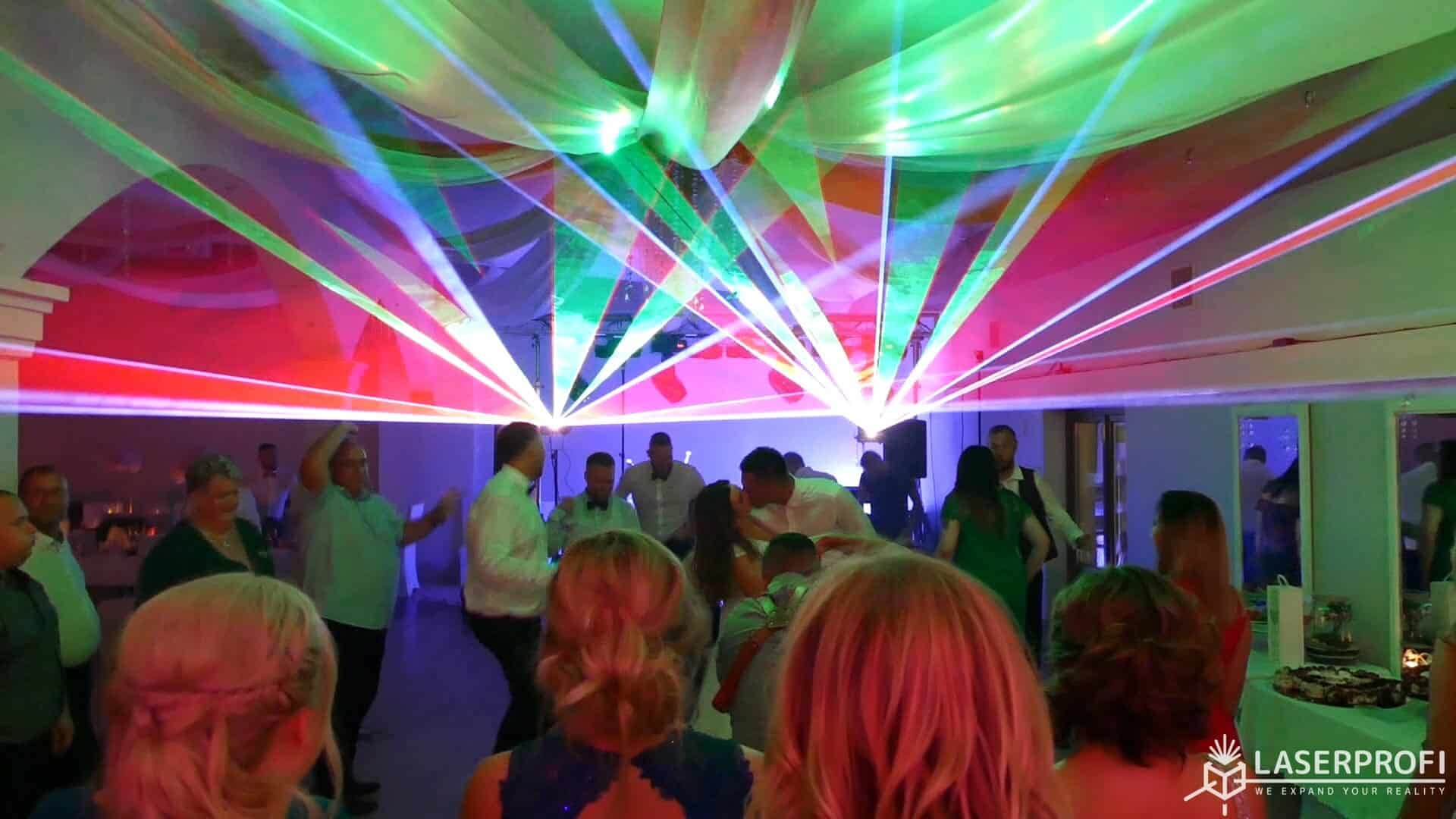 Pokaz laserów na weselu sesja zdjęciowa z parą młodą