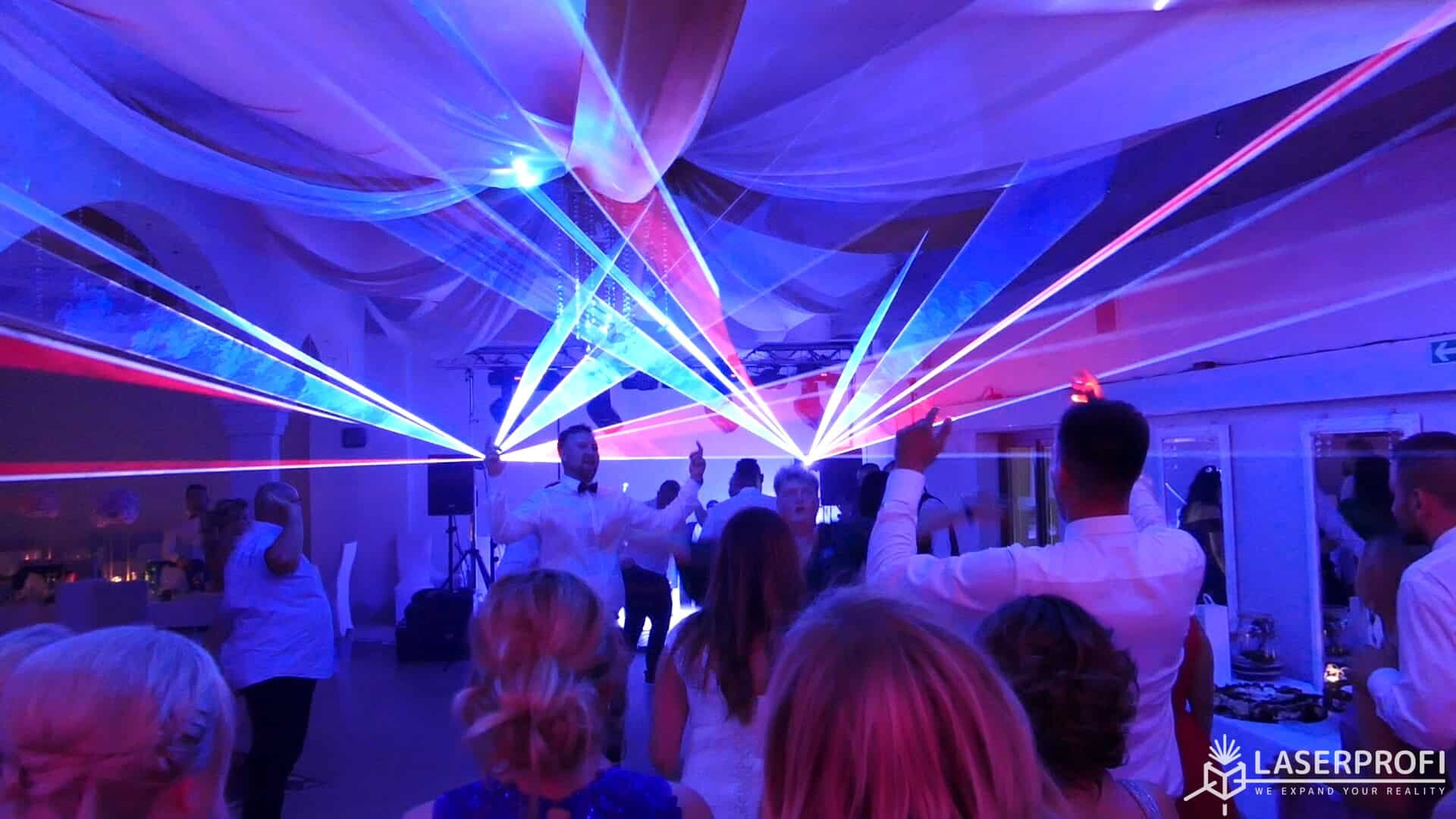 Pokaz laserów na weselu taniec weselny