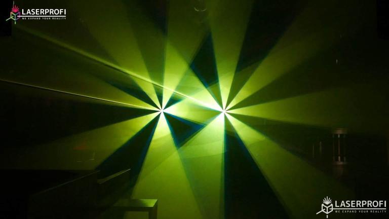 Przestrzenny pokaz laserów