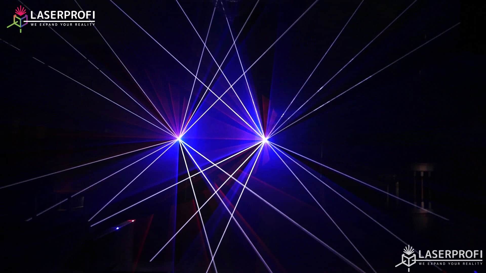 Przestrzenny pokaz laserowy białe wiazki laserowe