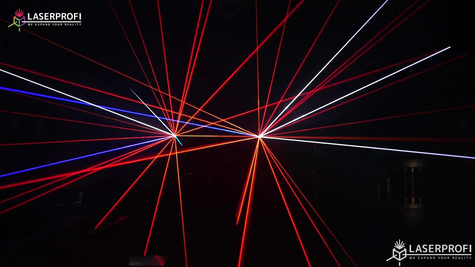 Przestrzenny pokaz laserowy czerwone wiązki laserowe