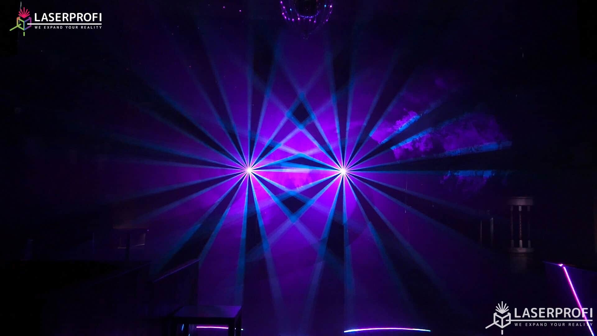 Przestrzenny pokaz laserowy fioletowy wachlarz laserowy