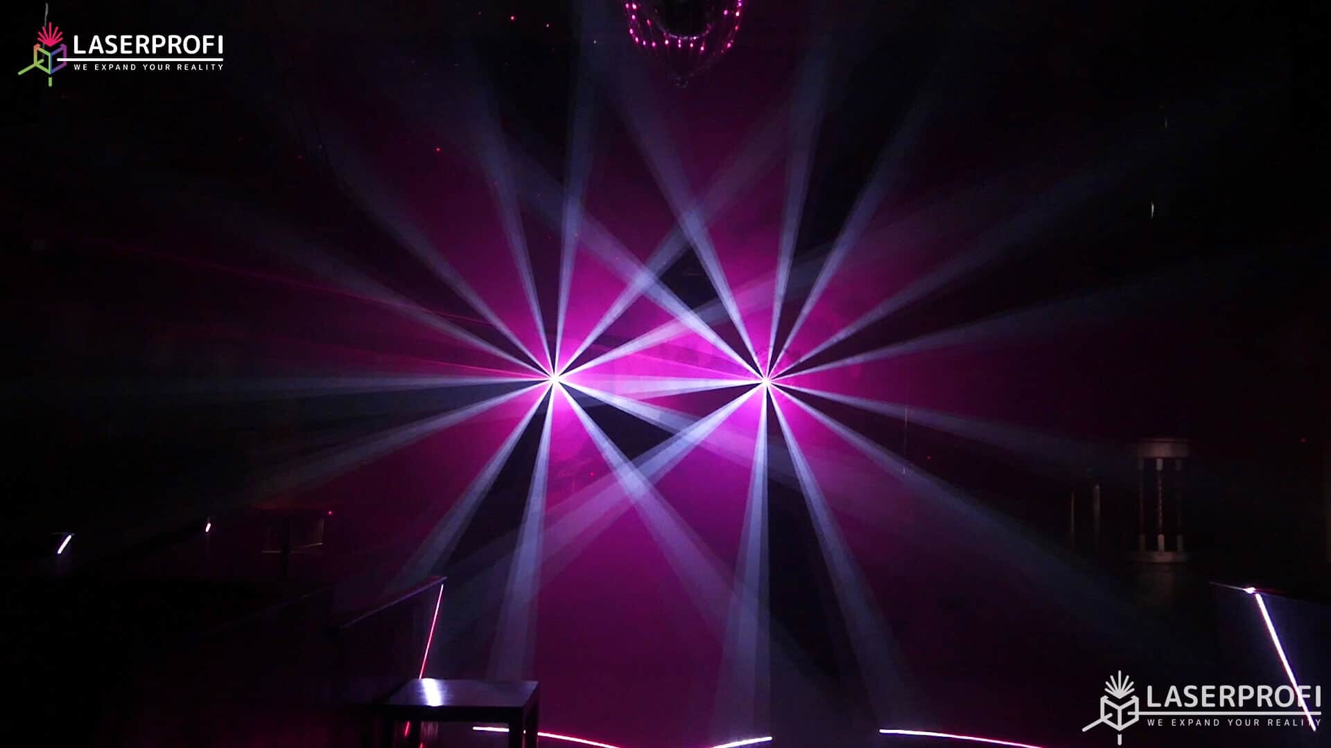 Przestrzenny pokaz laserowy różowy tunel laserowy
