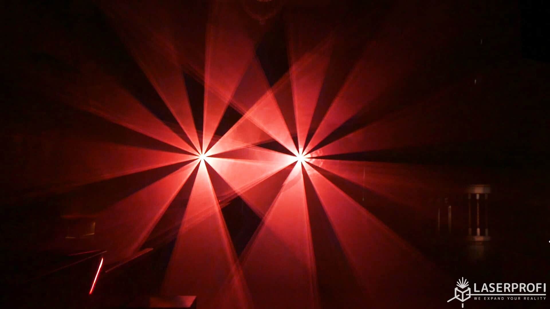 Przestrzenny pokaz laserowy w klubie dyskotekowym