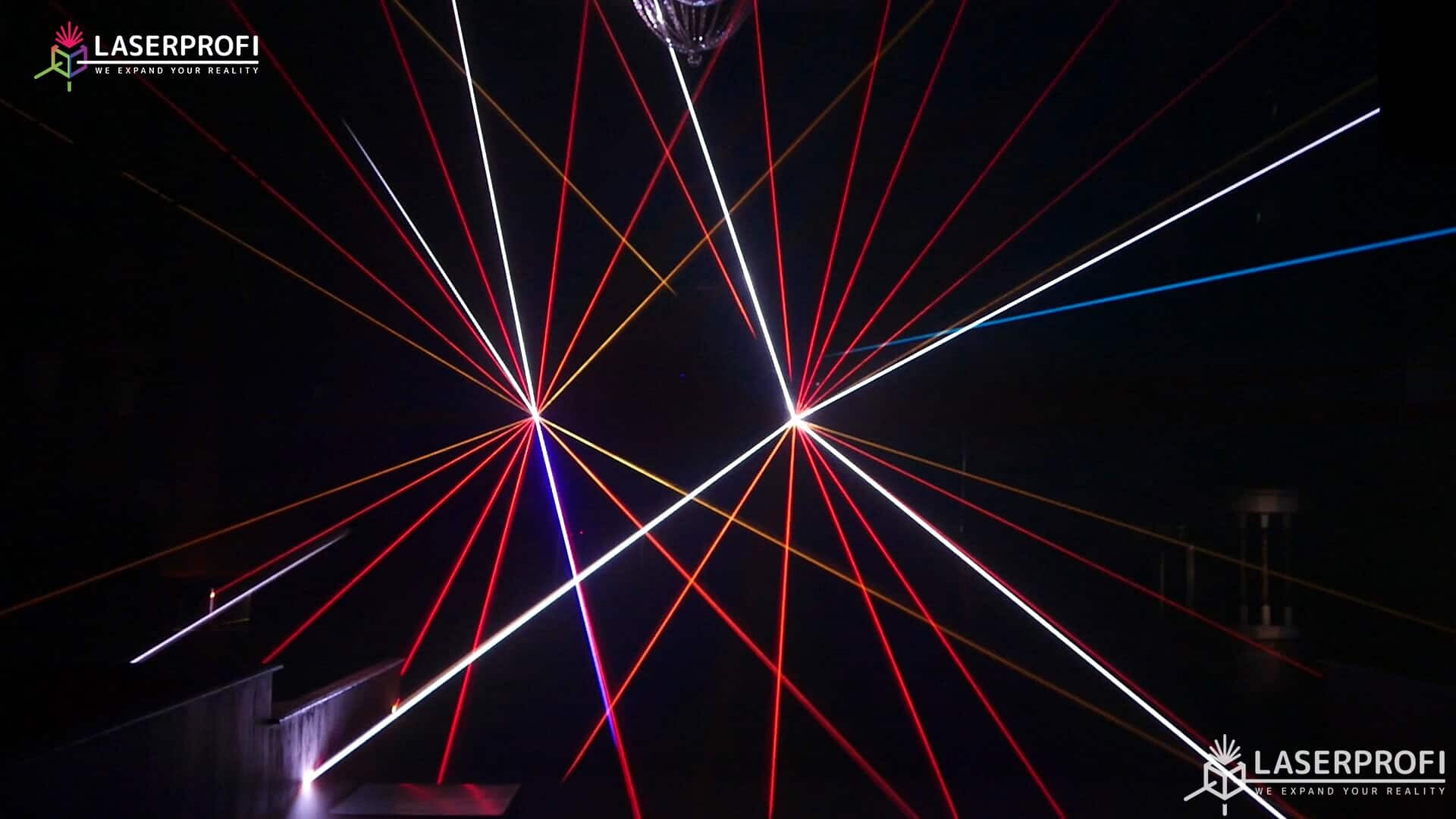 Przestrzenny pokaz laserowy wiązki laserowe
