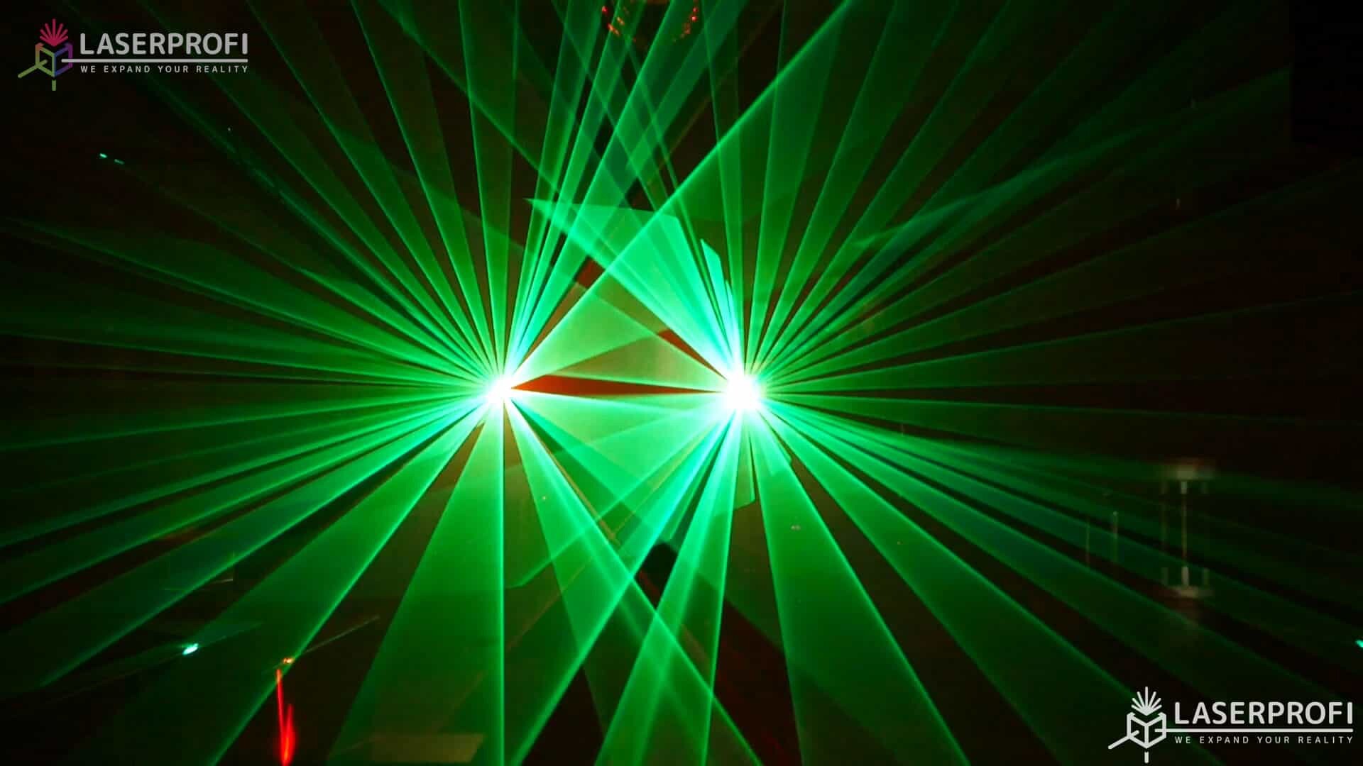 Przestrzenny pokaz laserowy zielone wachlarze laserowe
