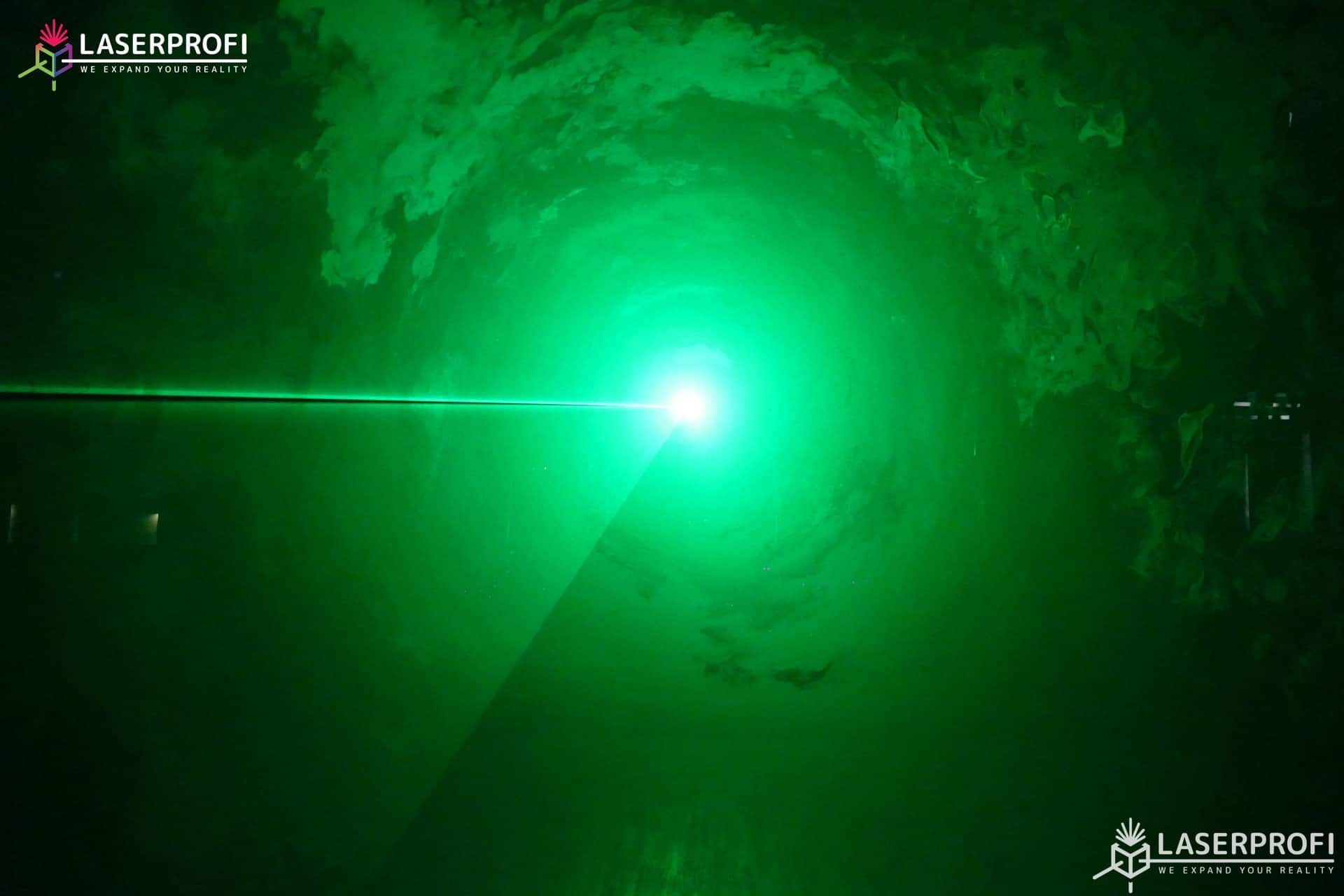 Przestrzenny pokaz laserowy zielony tunel laserowy