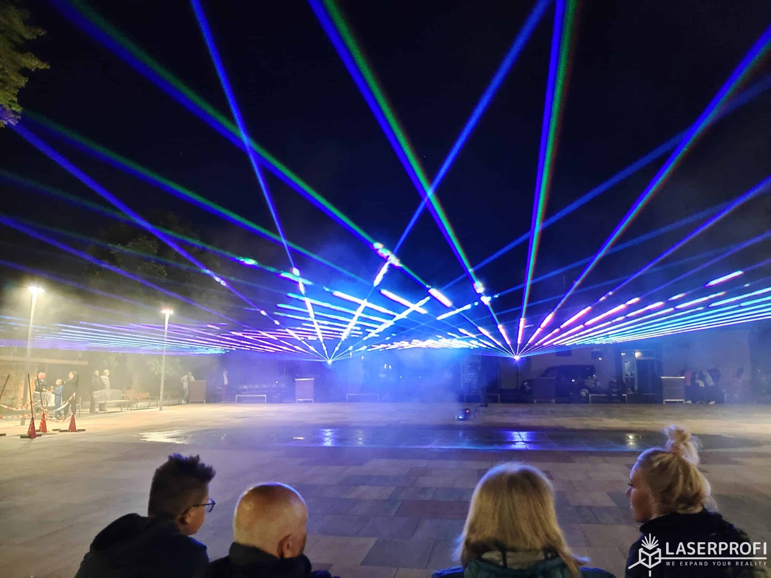 Wiązki laserowe otwarcie fontanny w dolicach