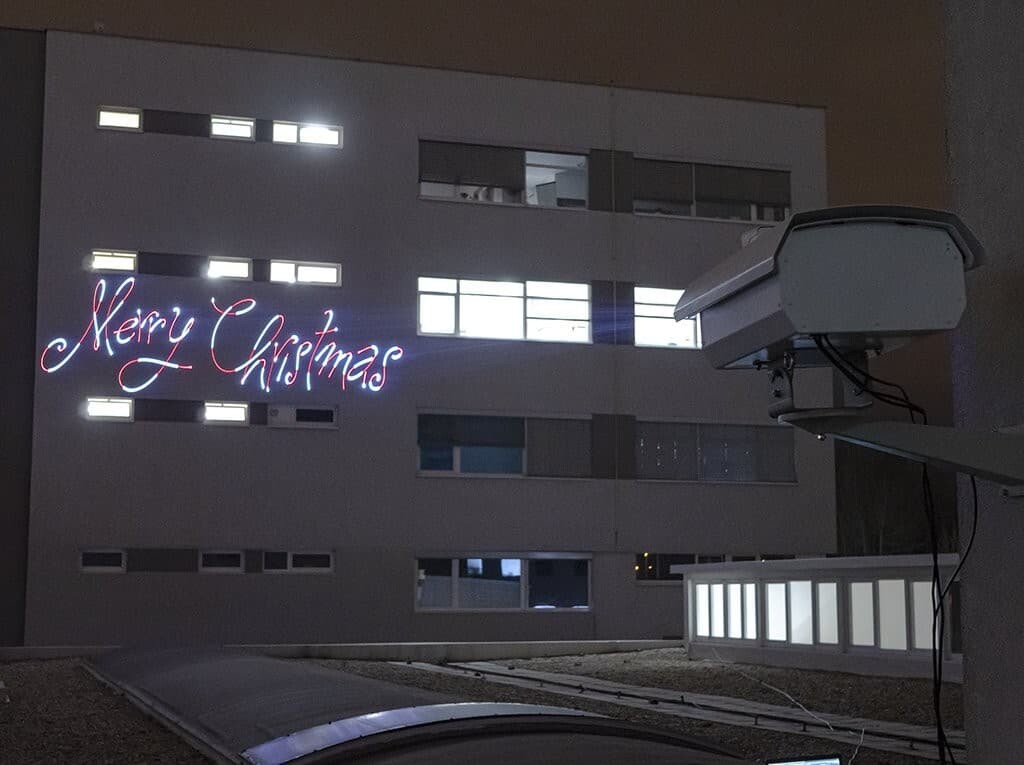 laser do reklamy wyświetlający na budynku animację
