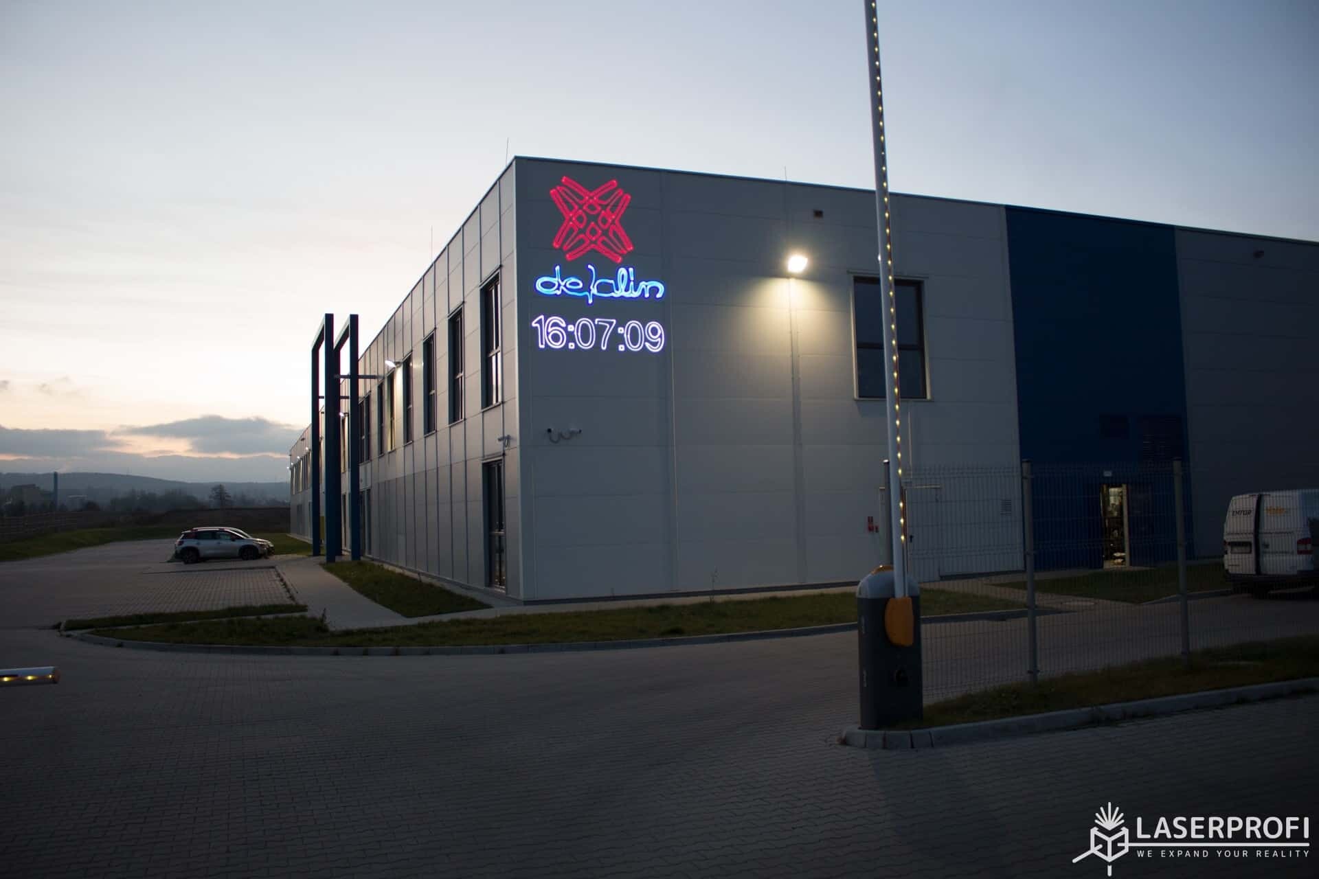laserowe logo i godzina na budynku fabryki