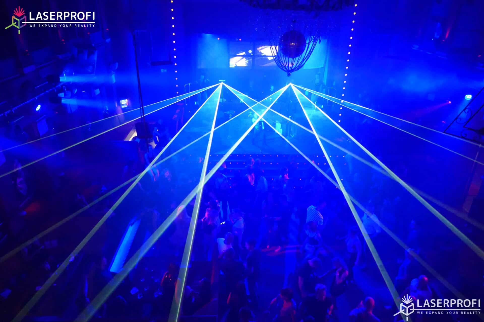 niebieskie lasery w klubie dyskotekowym