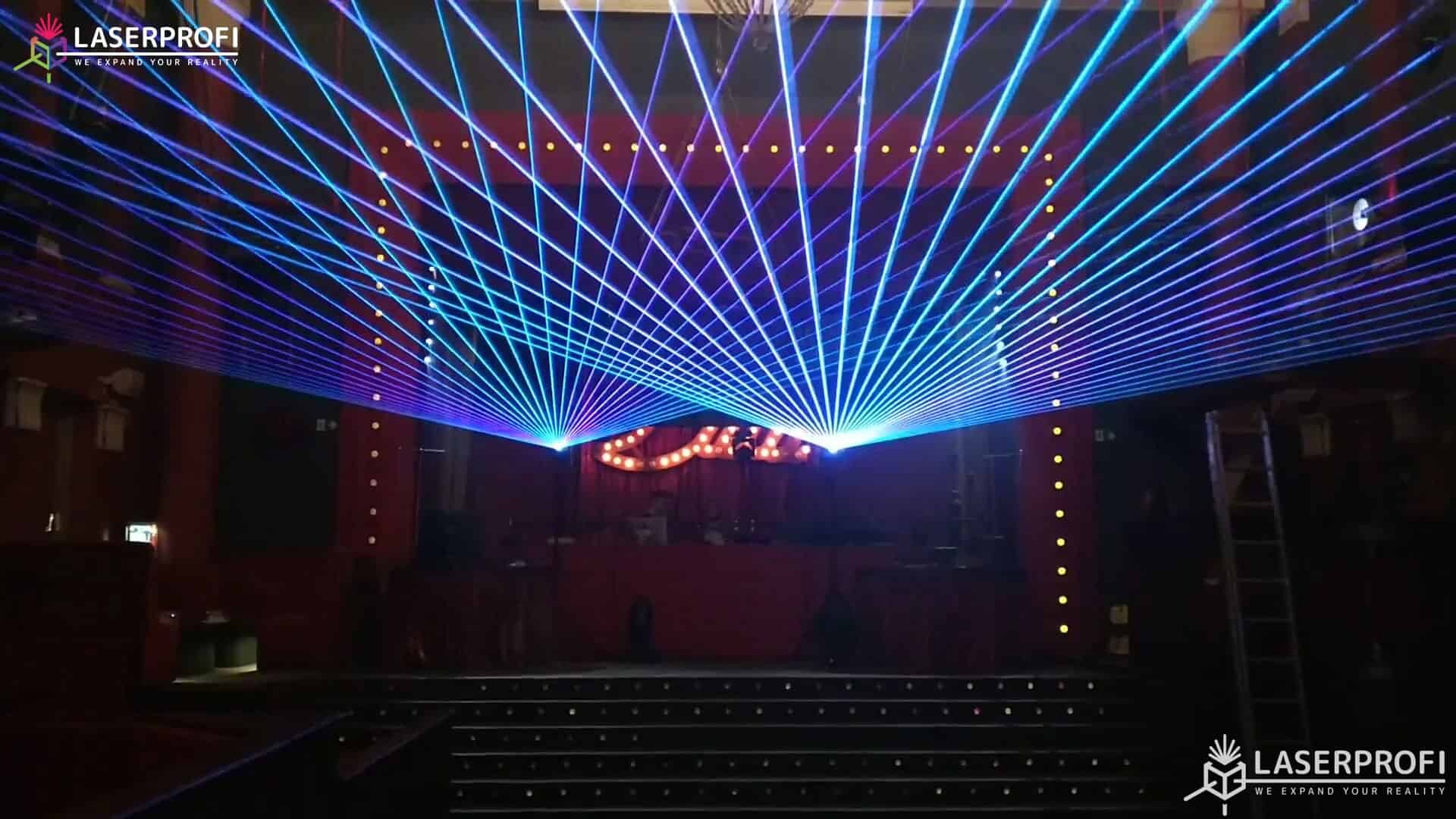 pokaz laserow na żywo wiązki laserowe